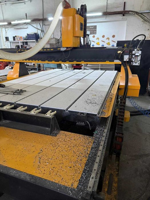 CNC router 4 axe , de mare precizie , masa de lucru 2m x 3m