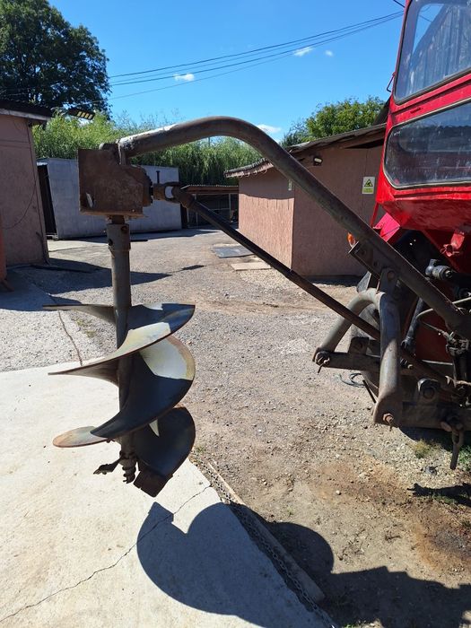 Brat burghiu dupa tractor .