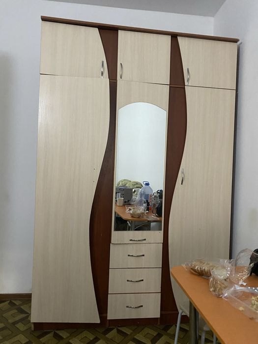 Отдам даром шкаф и тумбы