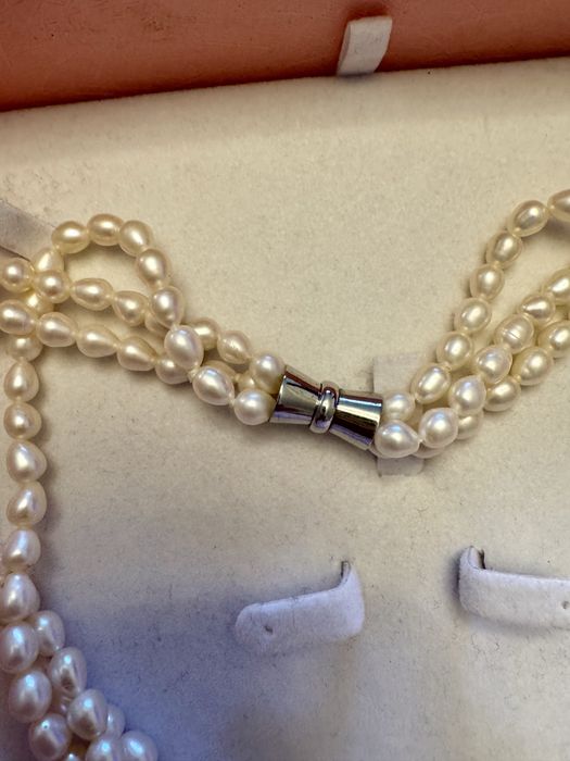 Тройна перлена огърлица в бял цвят