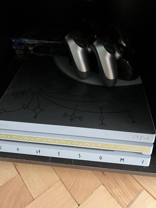 Playstation 4 PRO Limited Edition God of War !