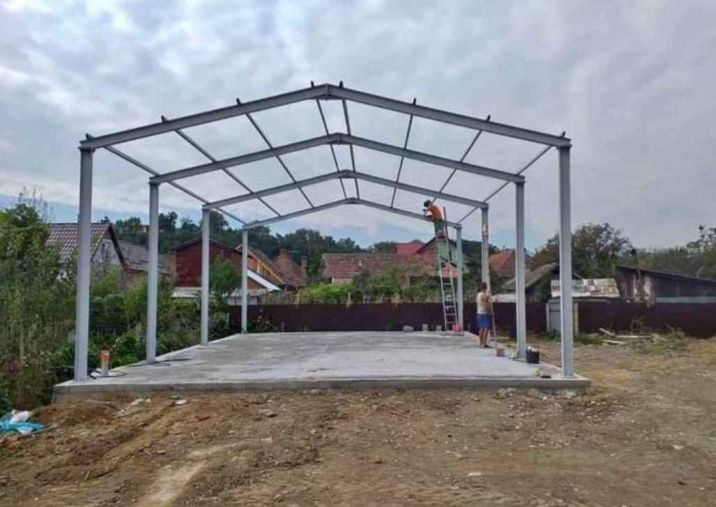 Vand 4ferme metalice la 9m