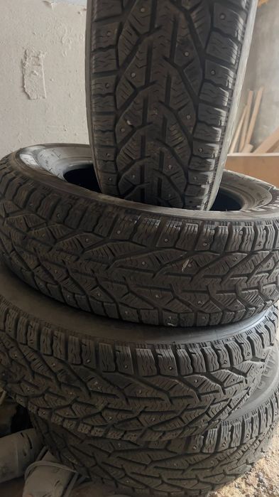 Продам срочно покрышки шипыновой почти новые