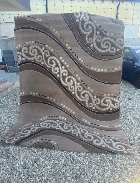 Covor de sufragerie cu fir auriu