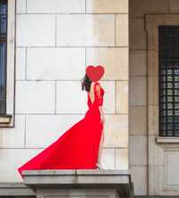 Червена бална рокля с гол гръб