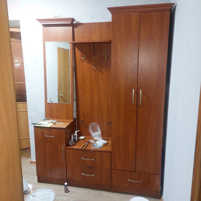 Прихожая со шкафом в хорошем состоянии