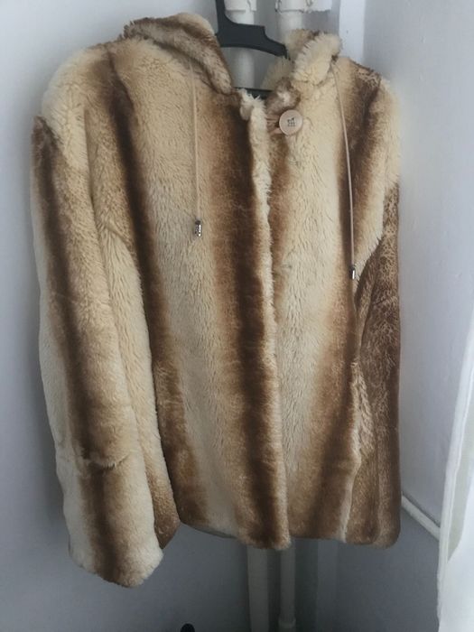 Vand haina de blana artificiala