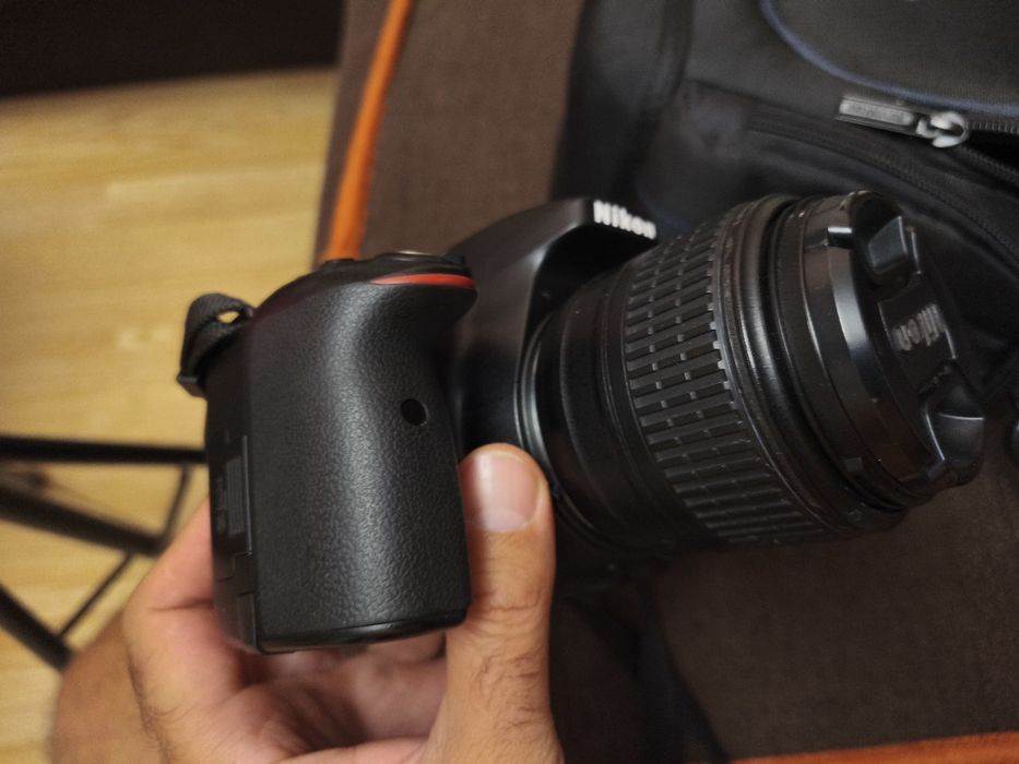 Nikon D 5300 тяло + 18-55mm обектив + 32gb карта + подарък чанта