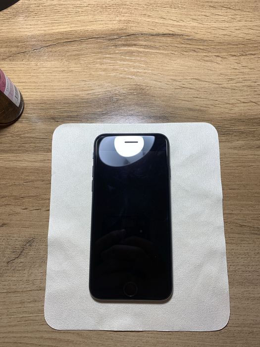 iPhone SE (2020) • 64 ГБ • 75% батарея