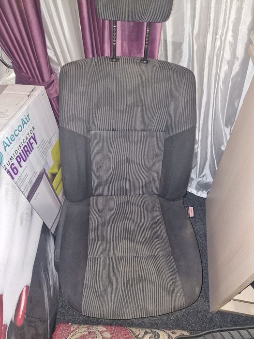 Scaun logan dreapta pret 200 lei fix