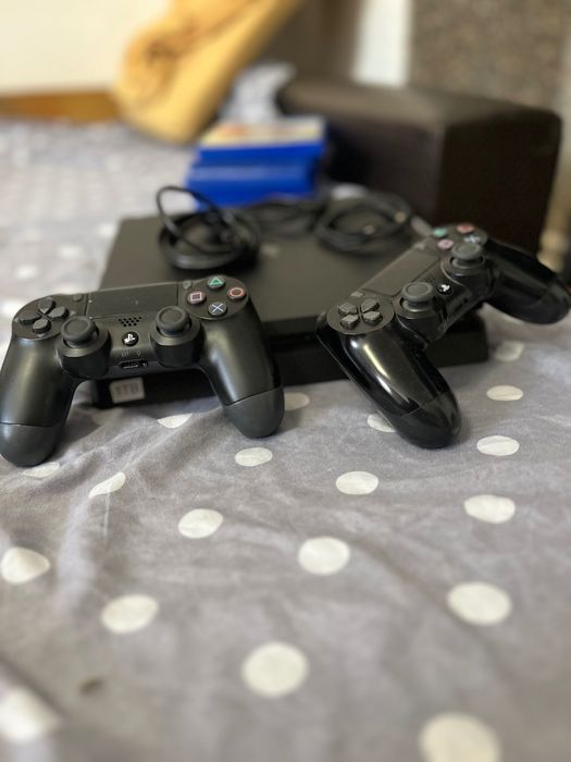 Vând ps4 slim de 1TB