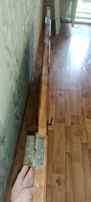Продам деревянную дверь входную хорошее дерево