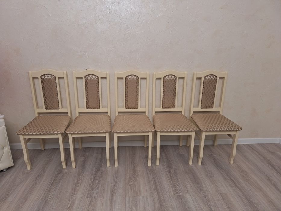 Стулья бежевые и серые