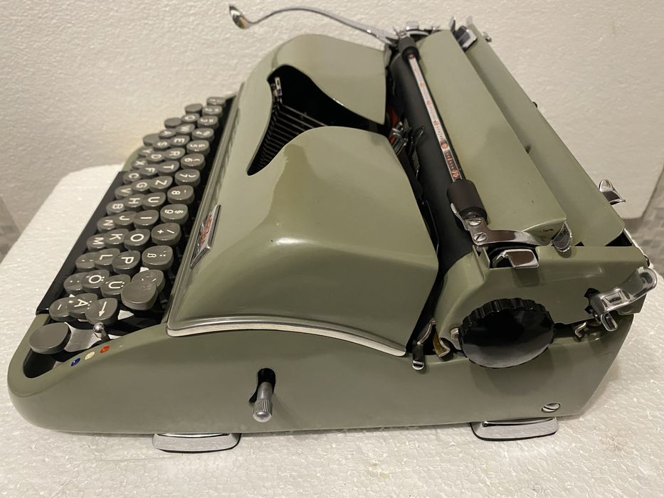 Masina de scris groma T