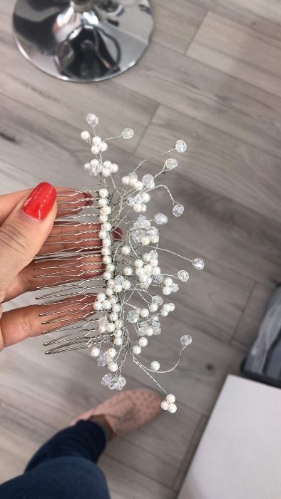 Vând rochie de mireasa(fără tash the dress) plus diadema par jubile