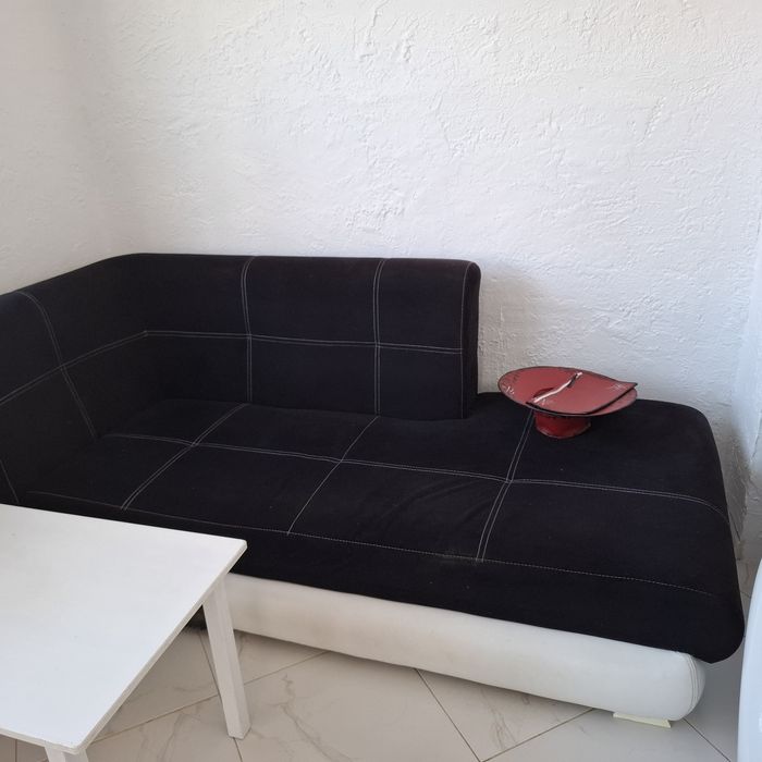 Ъглов диван с място за съхранение