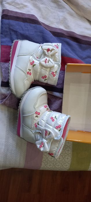 Подаются новые сапоги. Размер 22