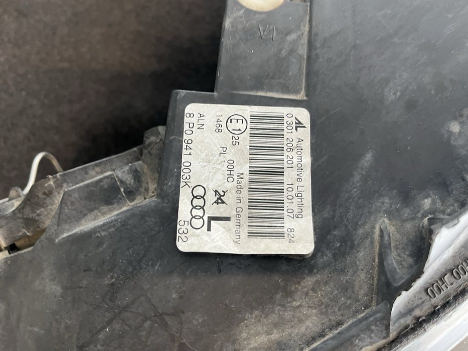 Ляв фар Audi A3 8P0941003 k оригинален счупена щипка