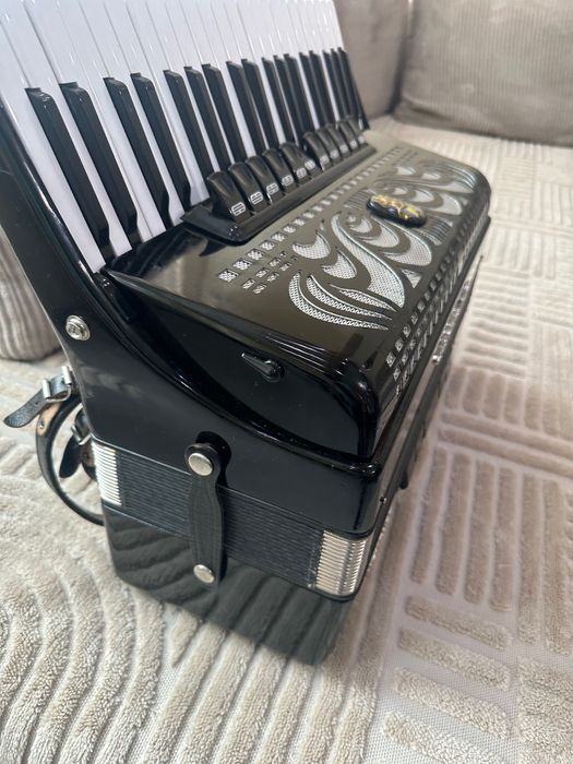 Продавам акордеон 120 баса caprice