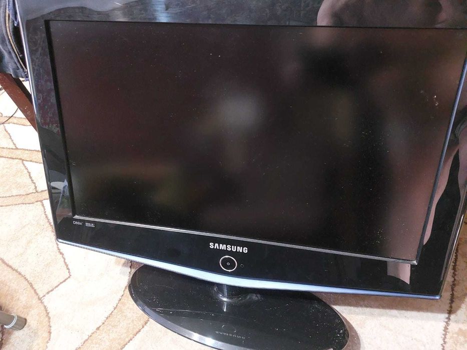 продам телевизор Самсунг с цифровой приставкой.