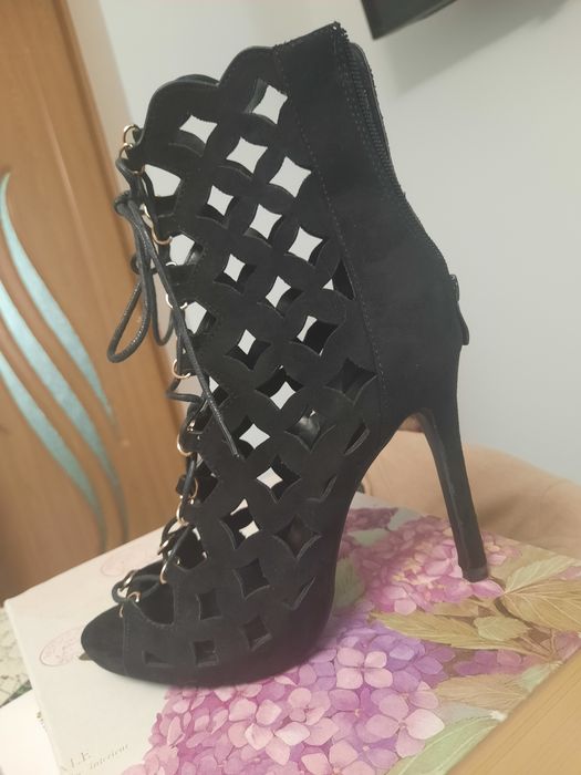 Sandale cu toc înalt