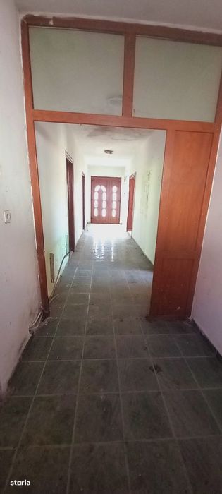 Clădire comercială cu potențial ridicat, în centrul satului Guruslău!