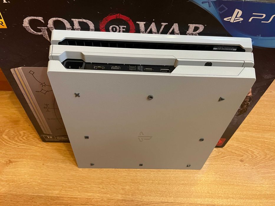 PlayStation 4 PRO 1TB God of War Limited Edition, 2 джойстика, 10 игри