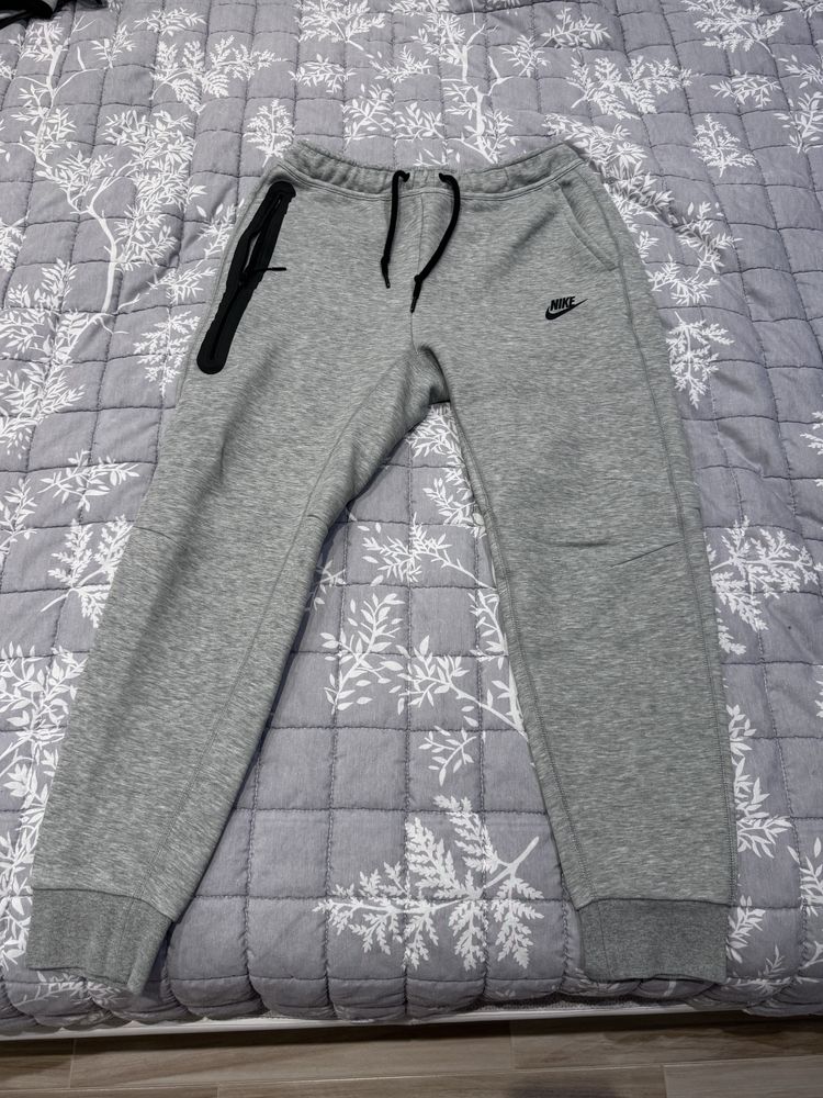 Nike Sportswear Tech Fleece Gray
