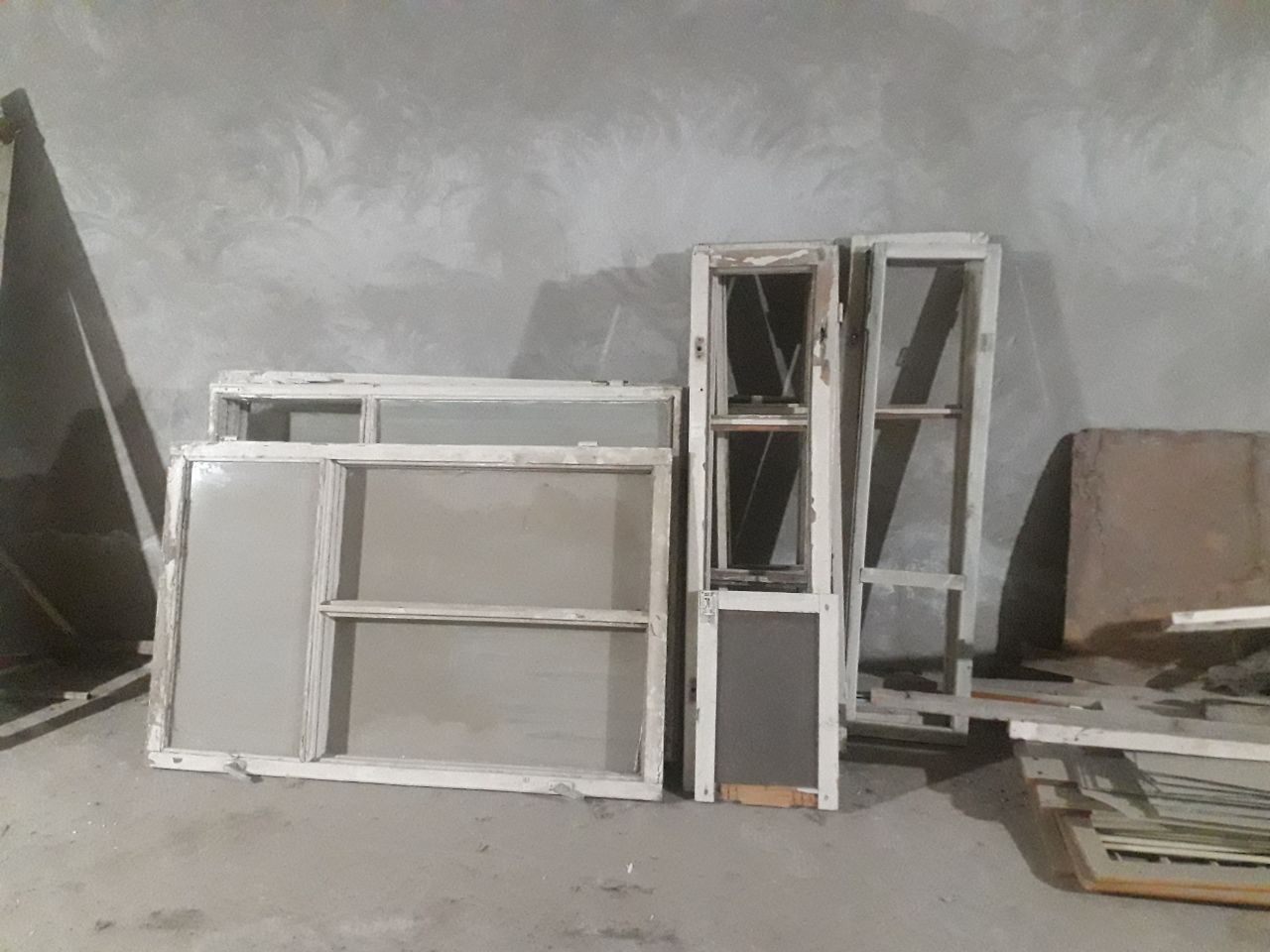 Срочно продаются деревянные двери, окна.