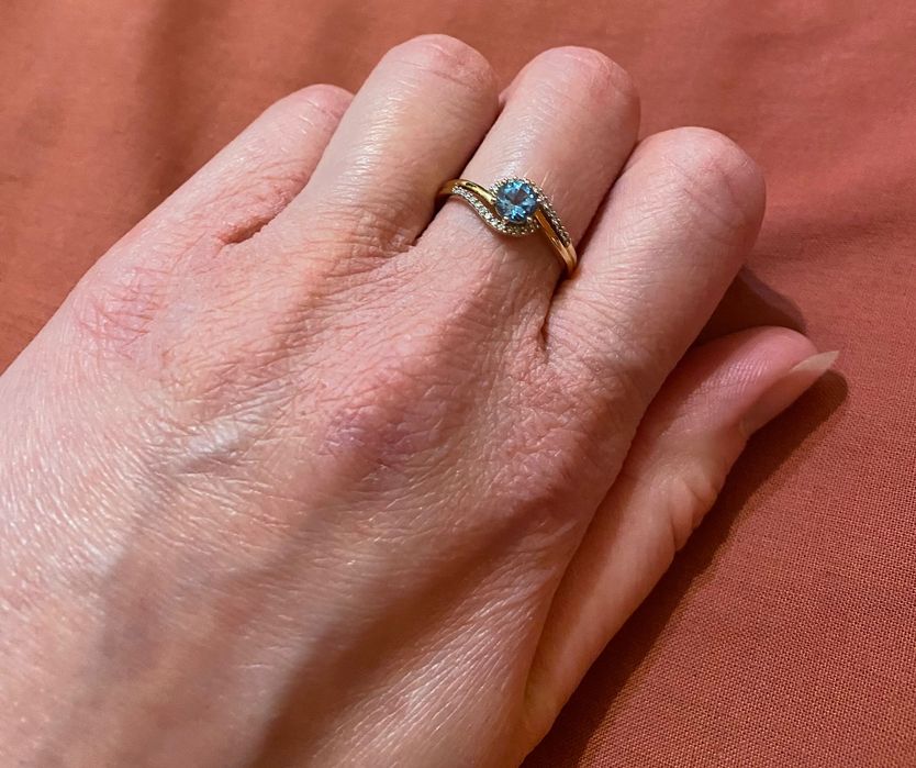 Златен пръстен с топаз с диаманти + сертификат размер 18 (5см и 8мм)