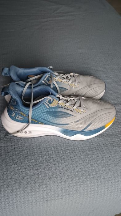 Vând adidași sport