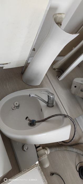 Унитаз, раковина, ванна.