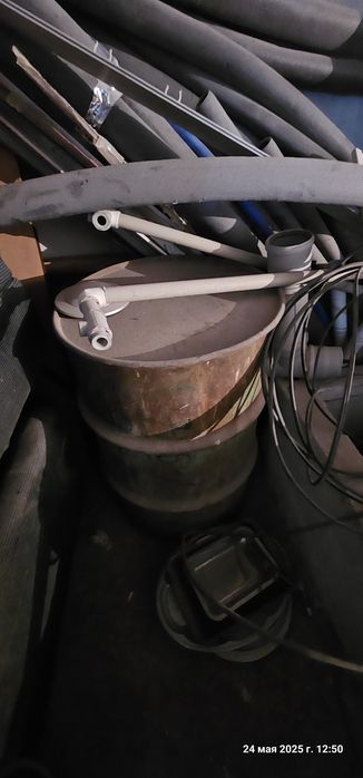 Продам бочку 200 литров с крышкой