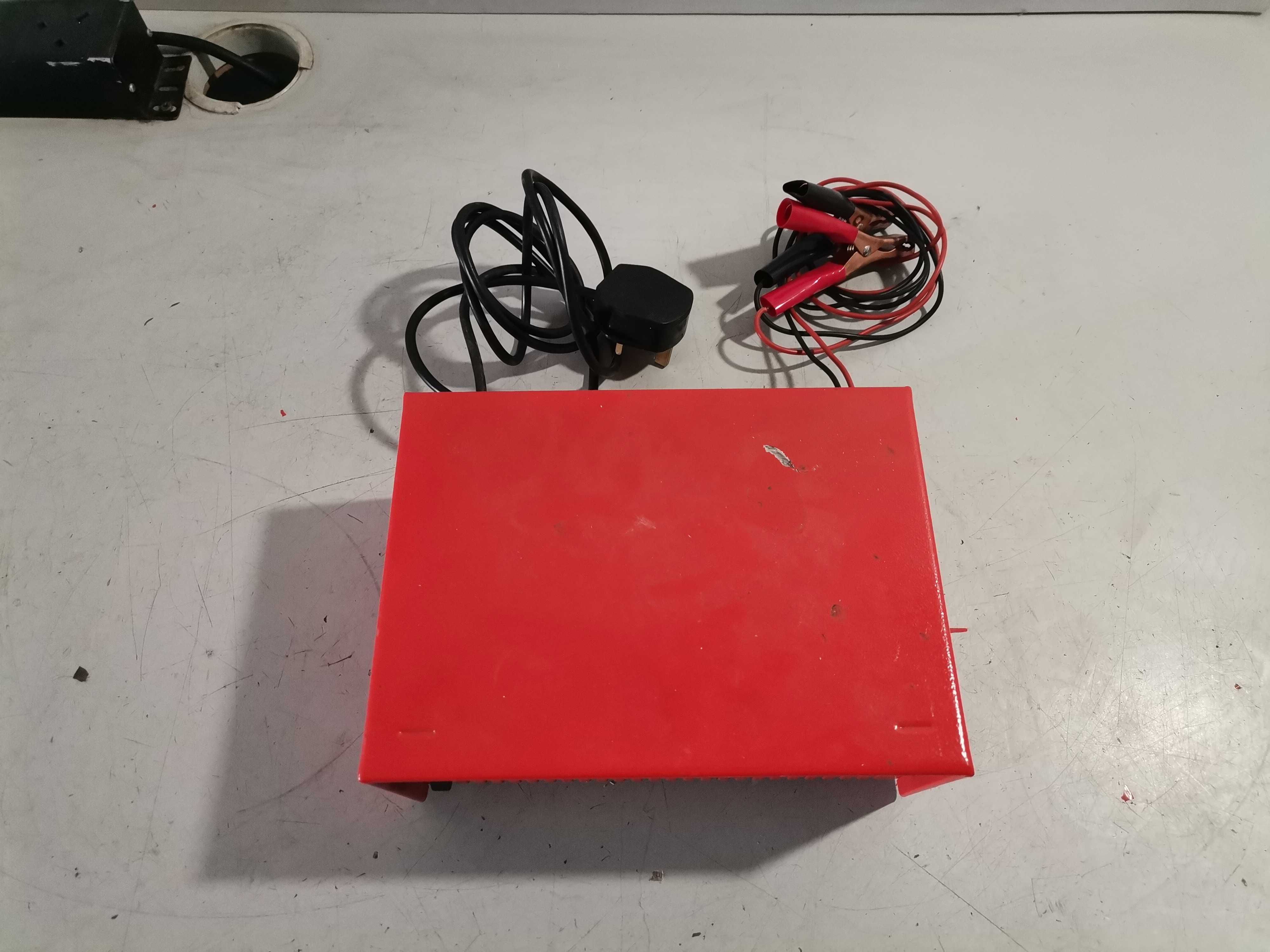 Зарядно за акумулатор 12 V 6 amp