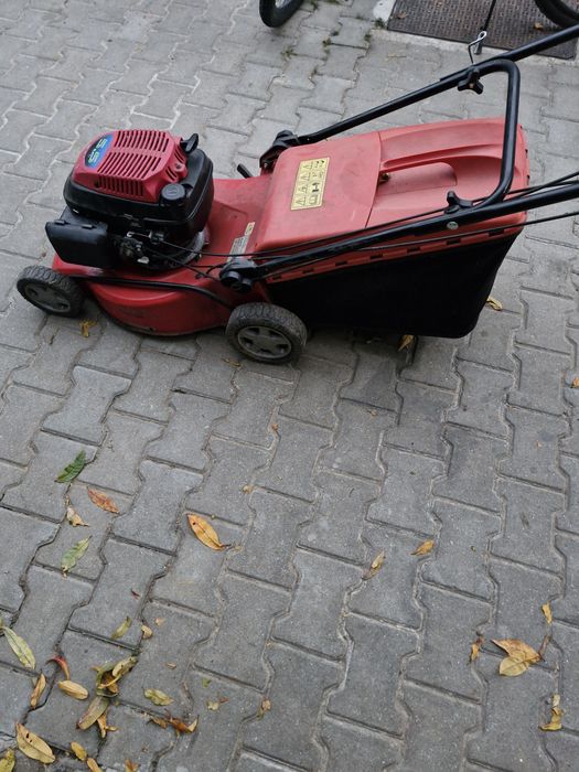 Masina de tunsa iarba cu motot Honda 5.5 cp