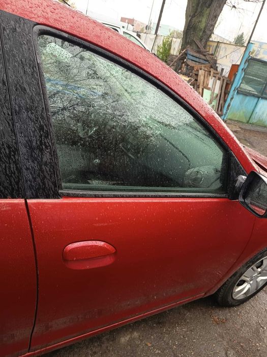 usa fata dreapta dacia sandero , logan  impecabila