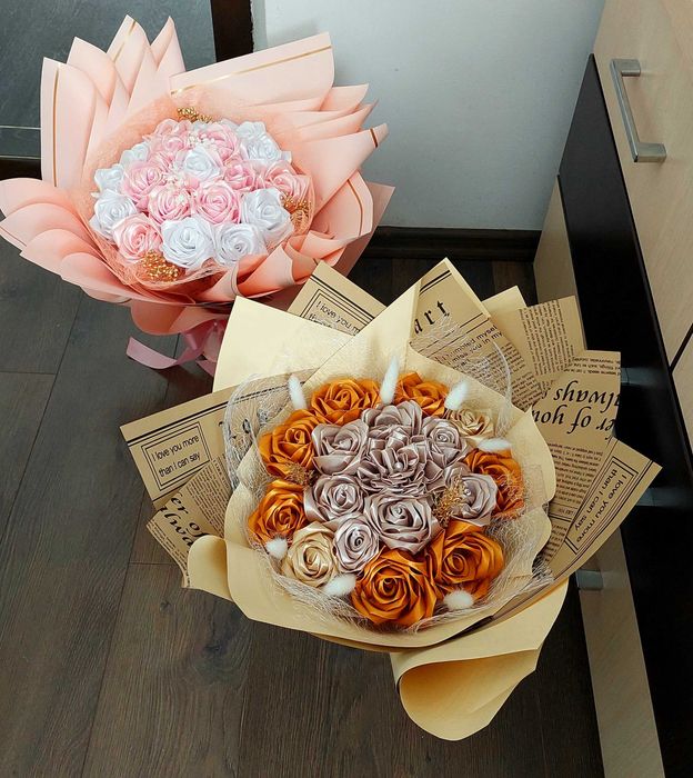 Buchete si aranjamente cu trandafiri din satin sau sapun