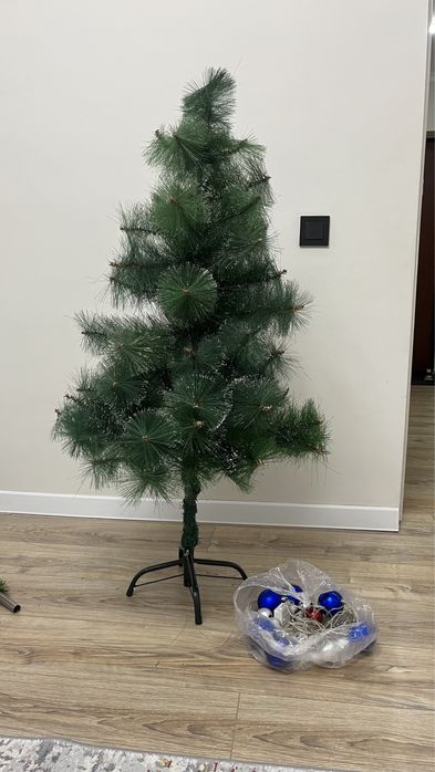 Елка  гирлянда ойыншыктарымен