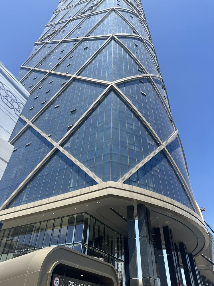 Срочно сдается 3/10/51 104 квадратных В Piramyt tower