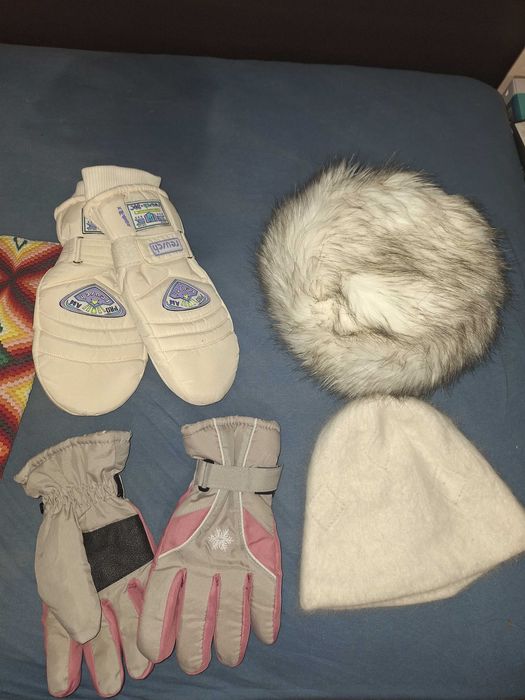 Скиорски ръкавици и топли шапки