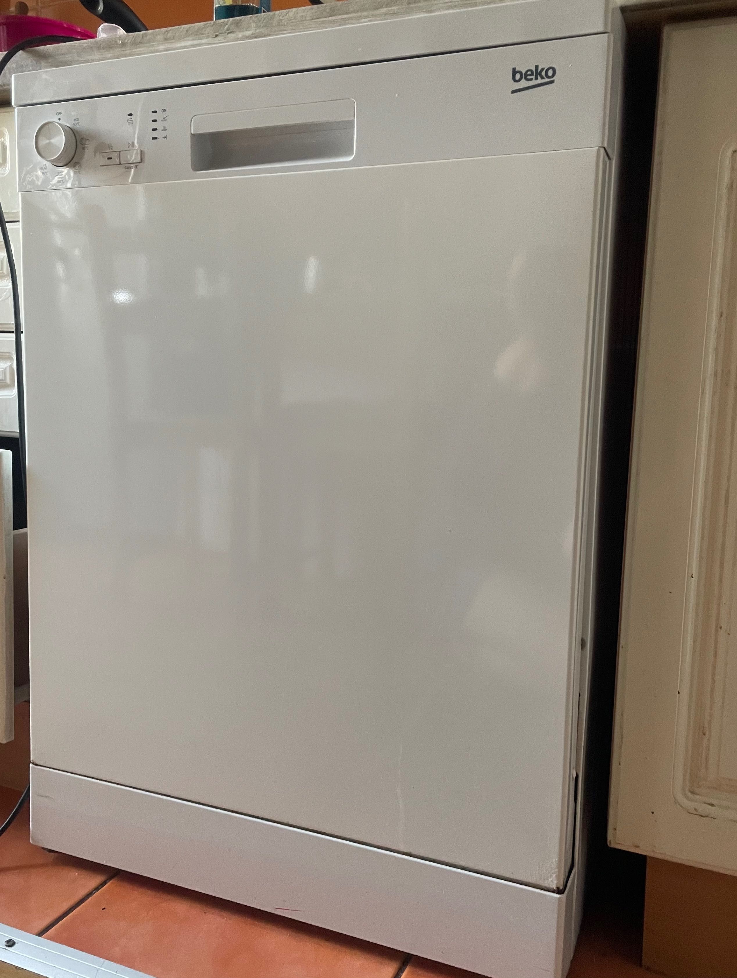 Mașină de spălat vase Beko DFN05211W