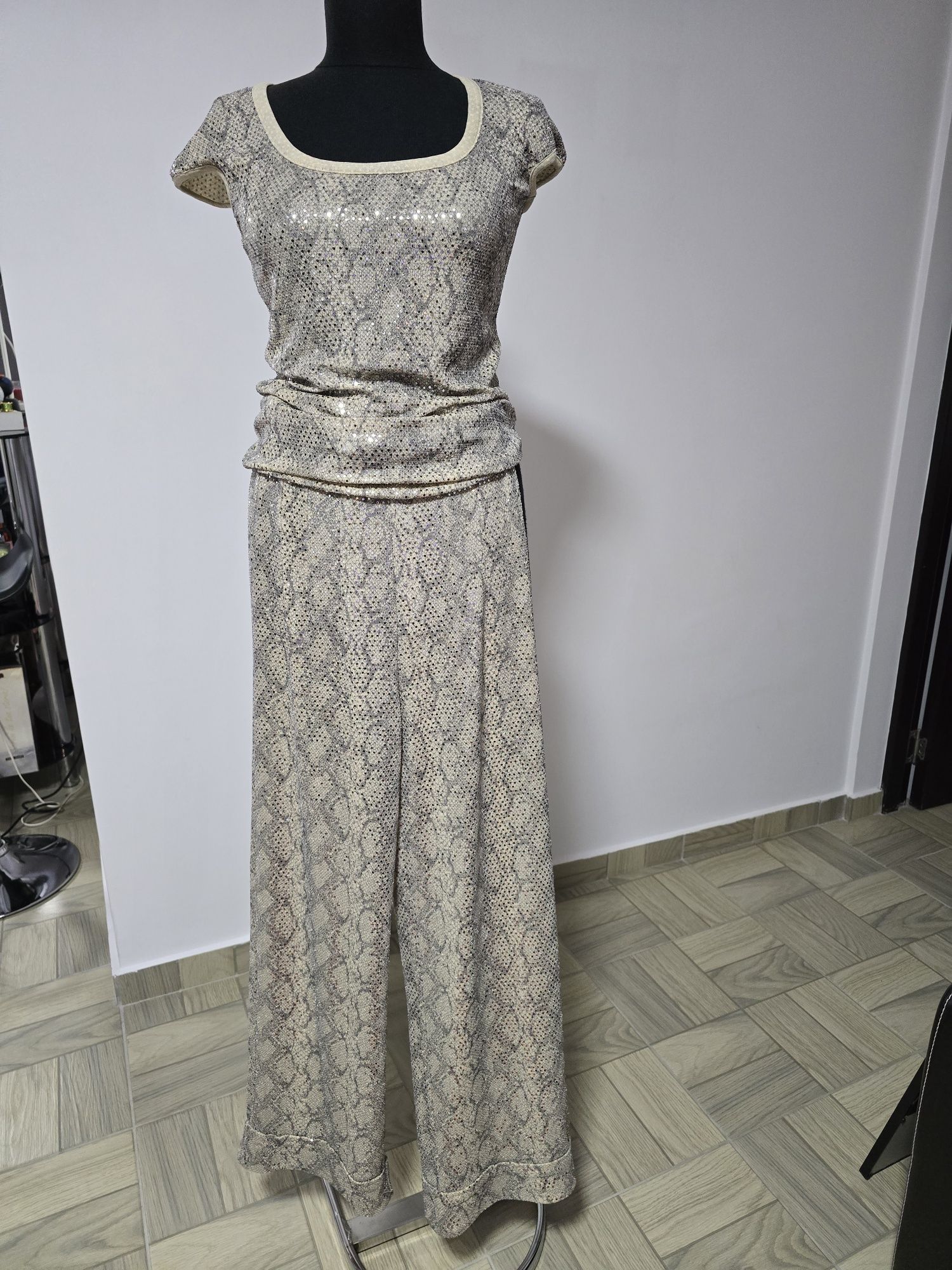 Pantaloni argintii cu paiete strălucitoare, model bej snake print
