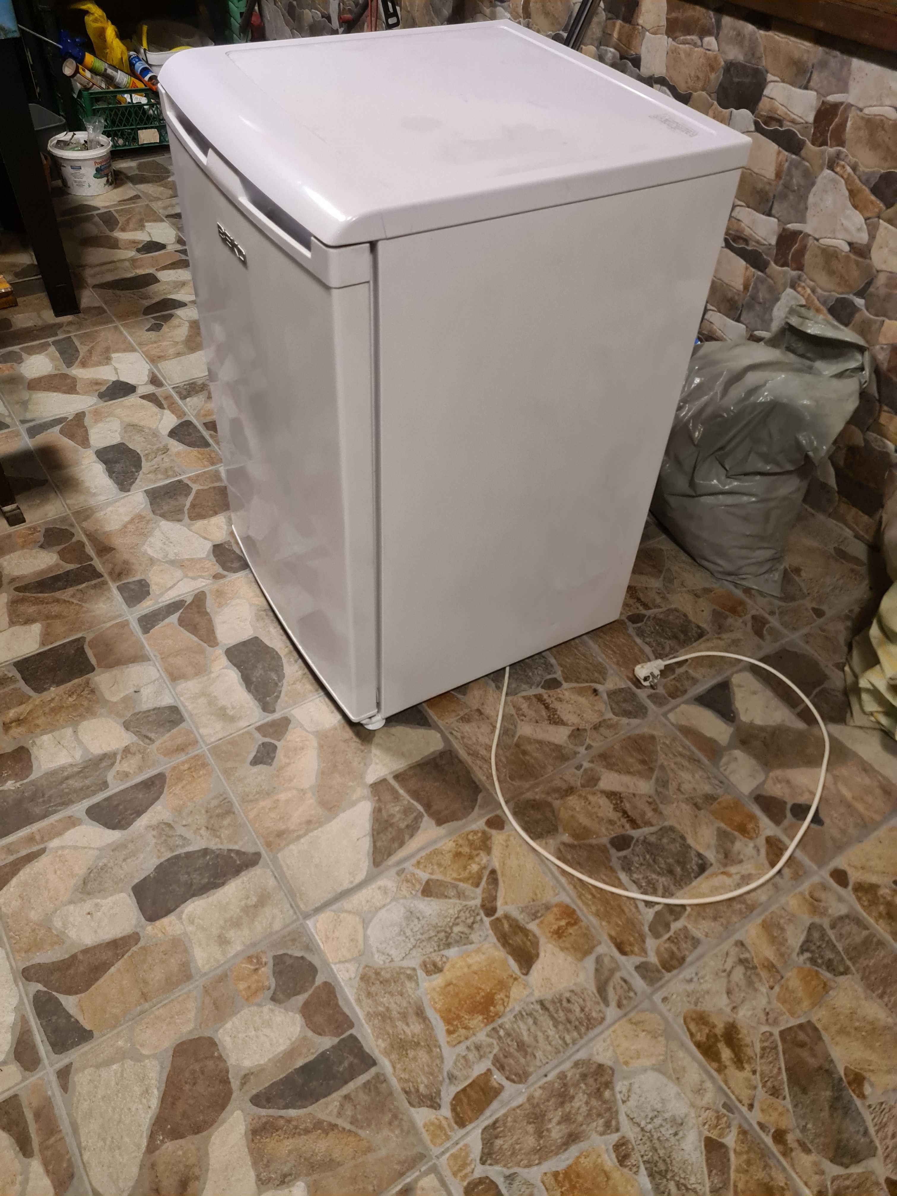 Продавам хладилник Веко 120 л