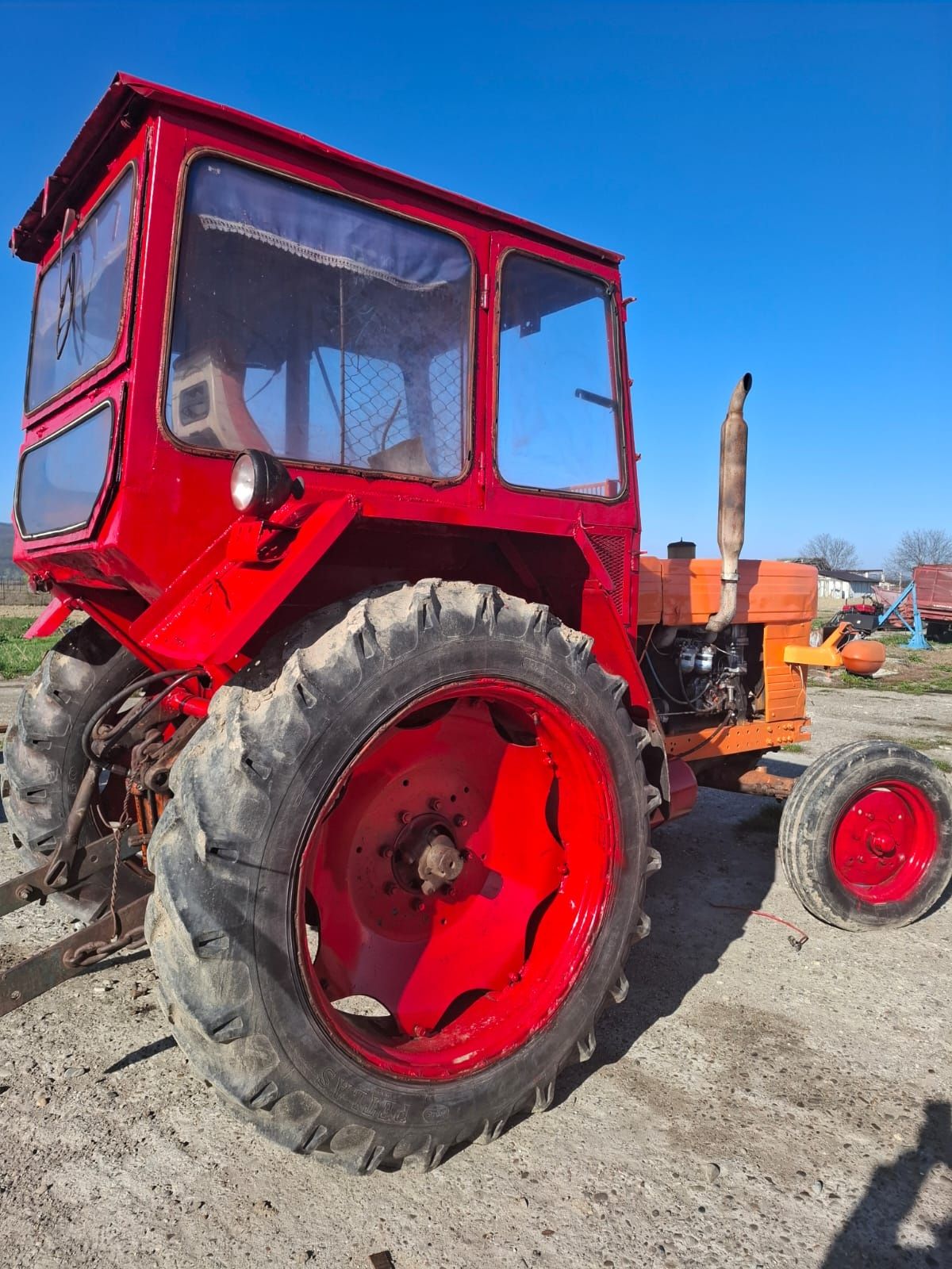 Tractor Universal 650