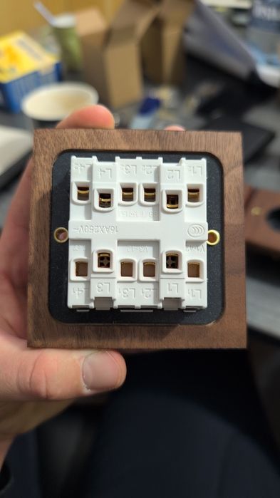 Prize din lemn masiv de nuc