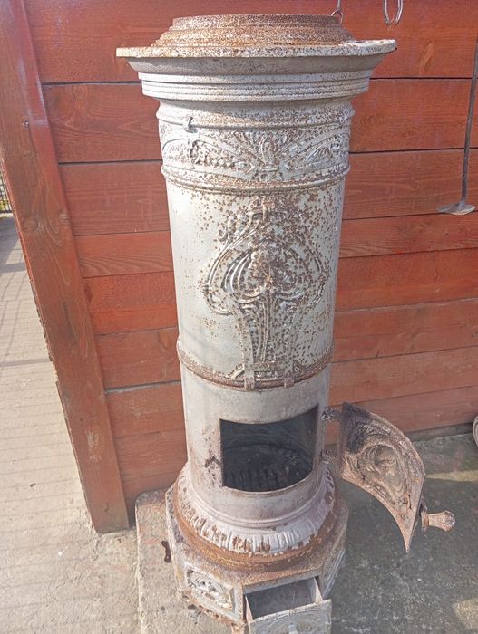 Sobă pe lemne în stare bună