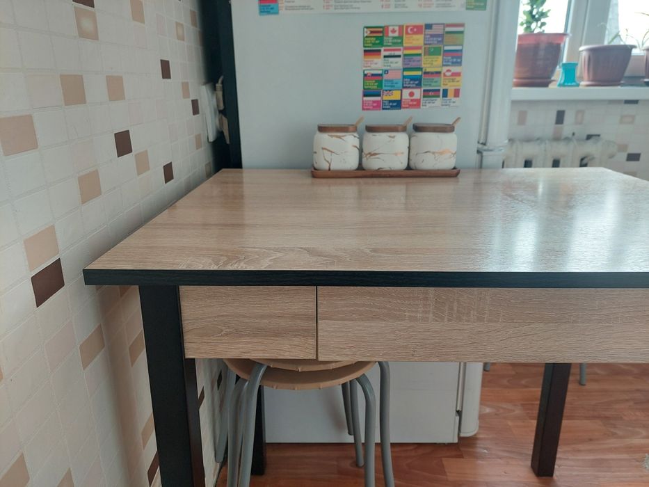 Продам стол кухонный в отличном состоянии!