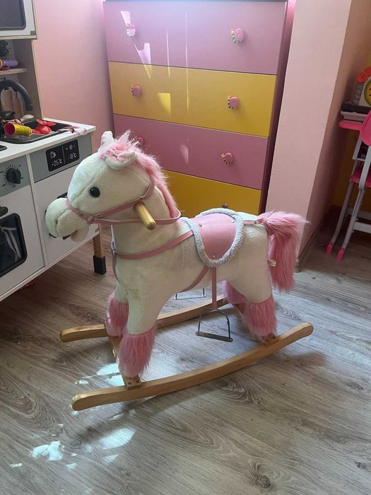 Плюшено дървено розово люлеещо се конче