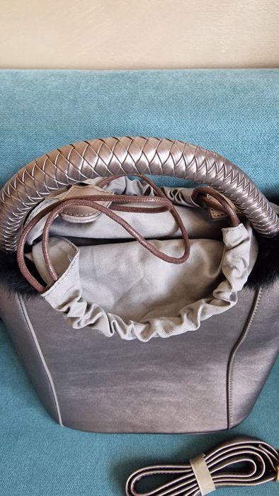 Чанта с пух, къса и дълга дръжка.