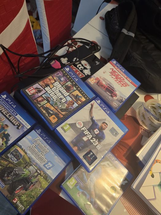 Vand ps4 + 5 jocuri